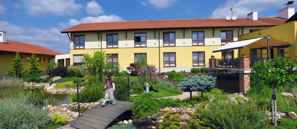 Wellness Hotel Happy Star Гнанице Экстерьер фото