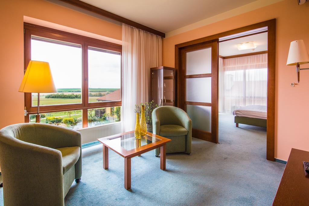 Wellness Hotel Happy Star Гнанице Экстерьер фото